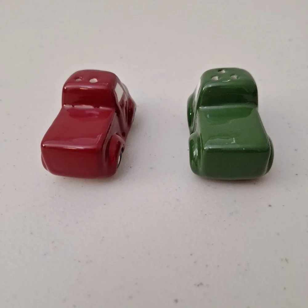 Cracker Barrel Christmas Red & Green Pickup Trucks Salt & Pepper Shakers